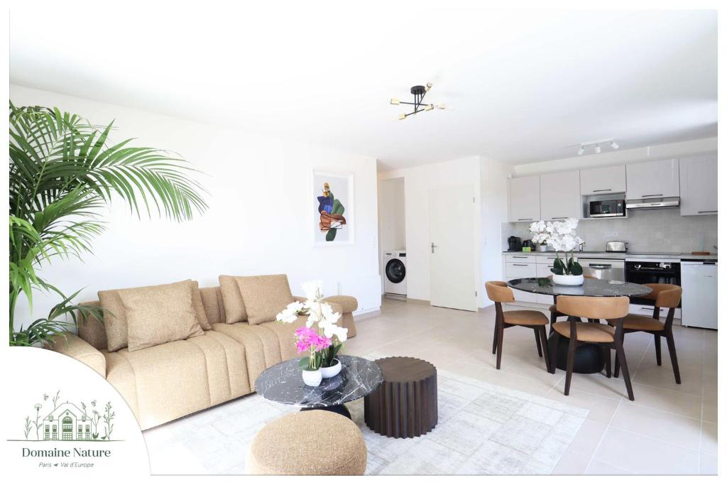 un salon avec un canapé et une table dans l'établissement Domaine Nature - Paris/Val d'Europe, à Bussy-Saint-Georges