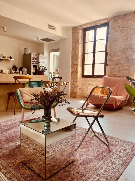 - un salon avec une table basse en verre et des chaises dans l'établissement Appartement lumineux Marseille centre, à Marseille
