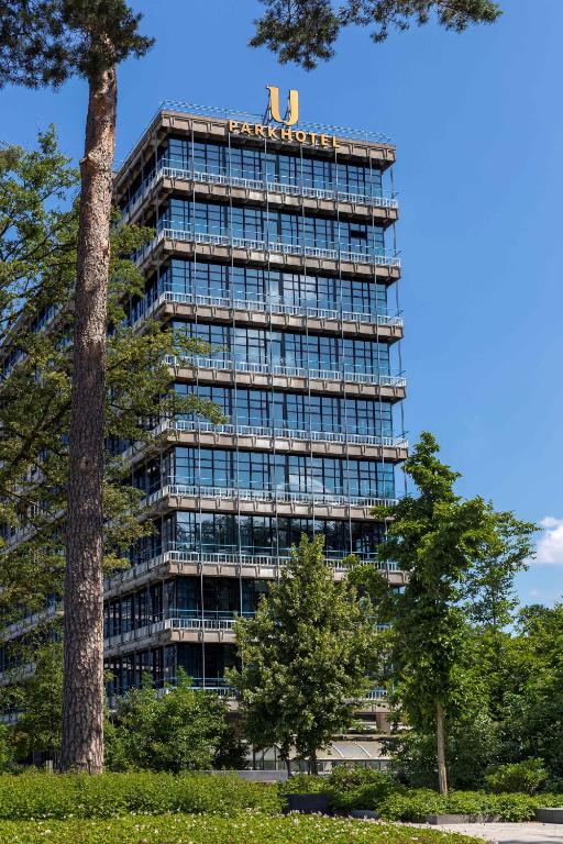 Un edificio alto con un cartel encima. en U Parkhotel, en Enschede