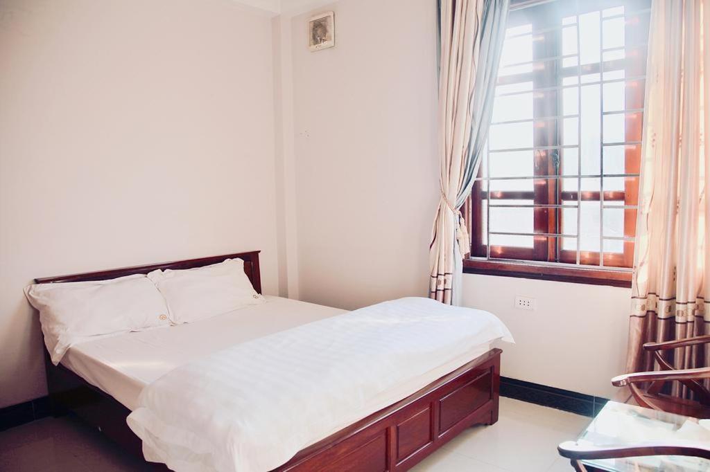 a small bedroom with a bed with a window at nhà nghỉ Quỳnh Vân in Lạng Sơn
