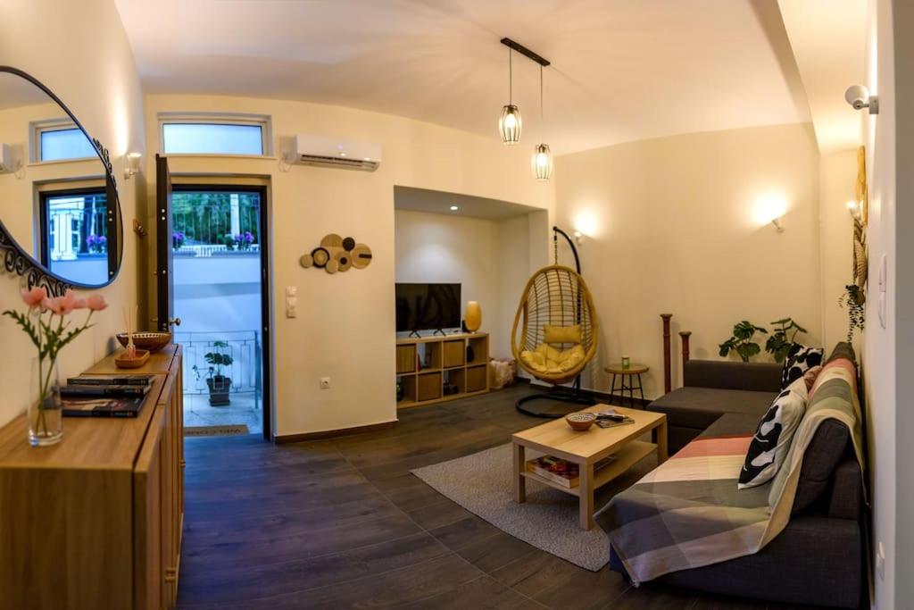 TV a/nebo společenská místnost v ubytování Kastella Bohemian Pied a Terre