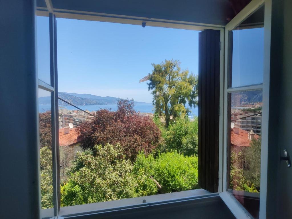 Charming little house, sea view and big terrace - Huis Met Drie Slaapkamers