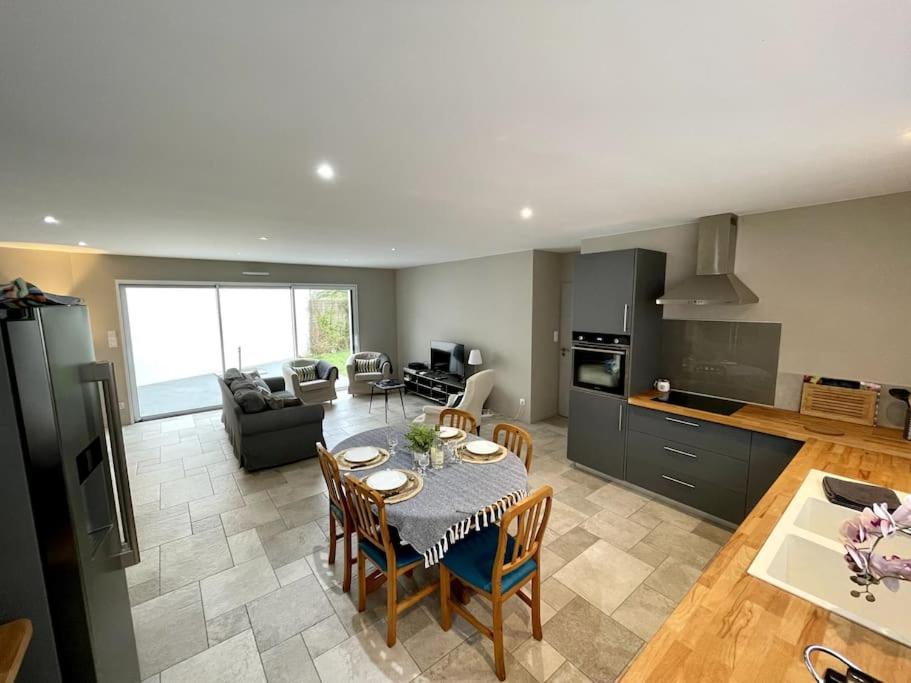 une cuisine et un salon avec une table et des chaises dans l'établissement Maison à la chaume proche plage sauvage 3chambres, à Les Sables-dʼOlonne