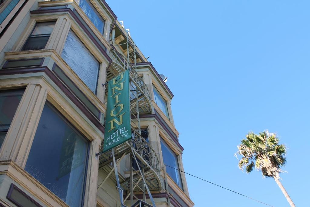 un bâtiment avec un panneau sur son côté dans l'établissement Union Hotel, à San Francisco