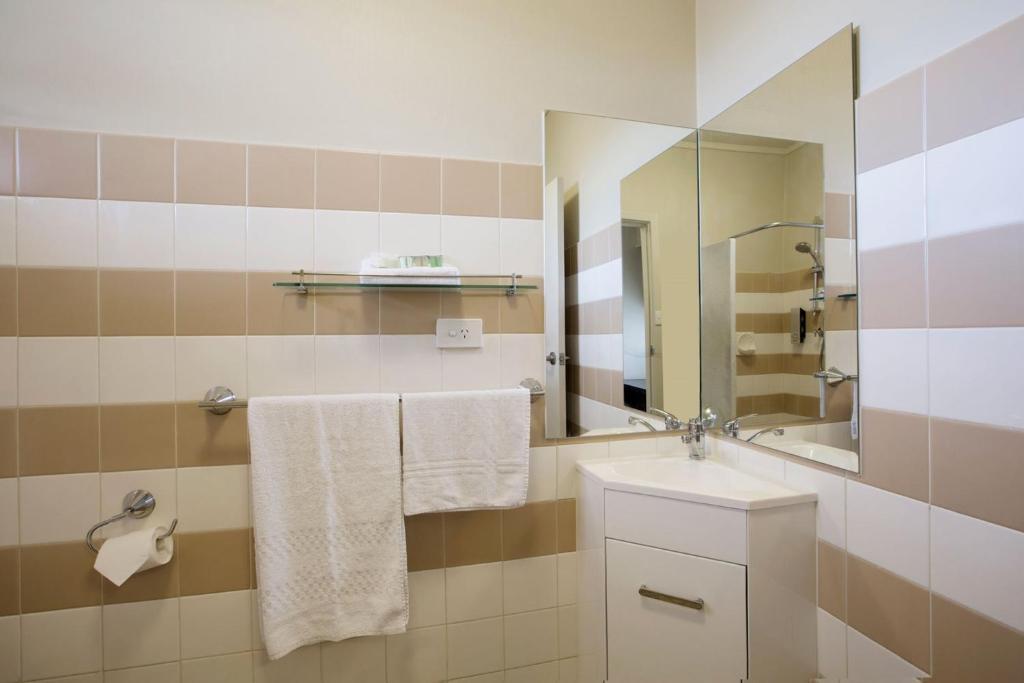 Koupelna v ubytování Enfield Hotel