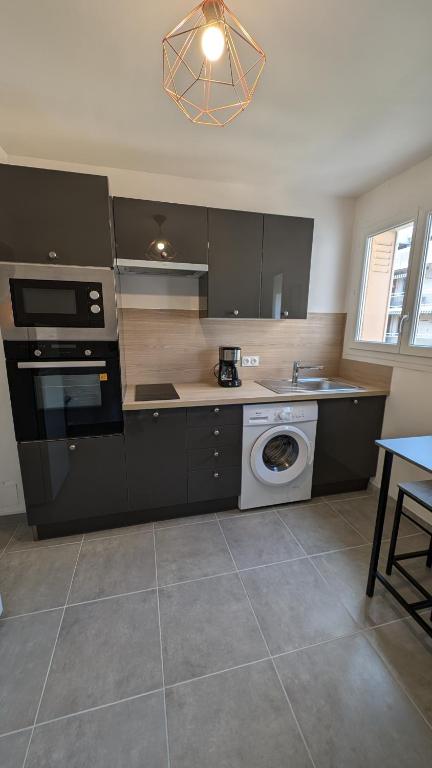 Il comprend une cuisine équipée d'un lave-linge, d'une cuisinière et d'un lave-vaisselle. dans l'établissement le Cocon de Gap - centre-ville, à Gap