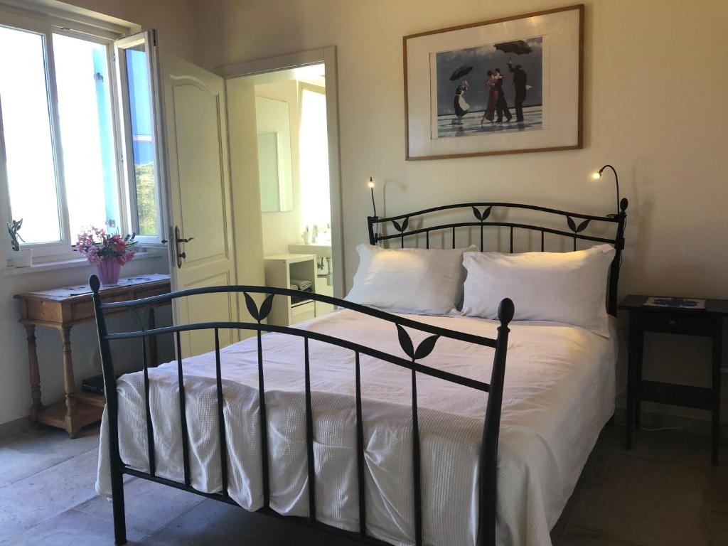 CastilentiにあるCasa Vestaのベッドルーム(白いシーツが備わる黒いベッド1台付)