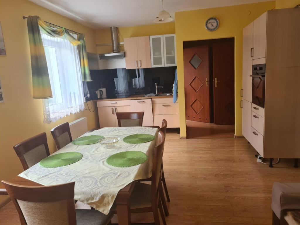 Η κουζίνα ή μικρή κουζίνα στο Noclegi Stara Fabryka Jedlina-Zdrój