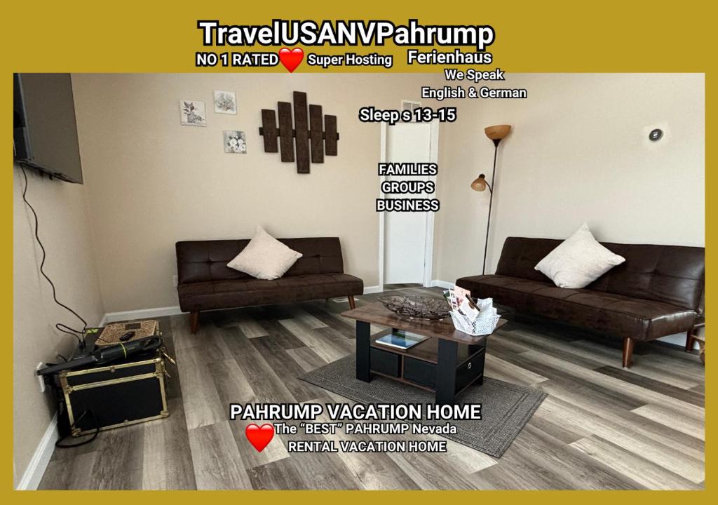 un salon avec deux canapés et une table dans l'établissement TravelUSANVPahrump, à Pahrump