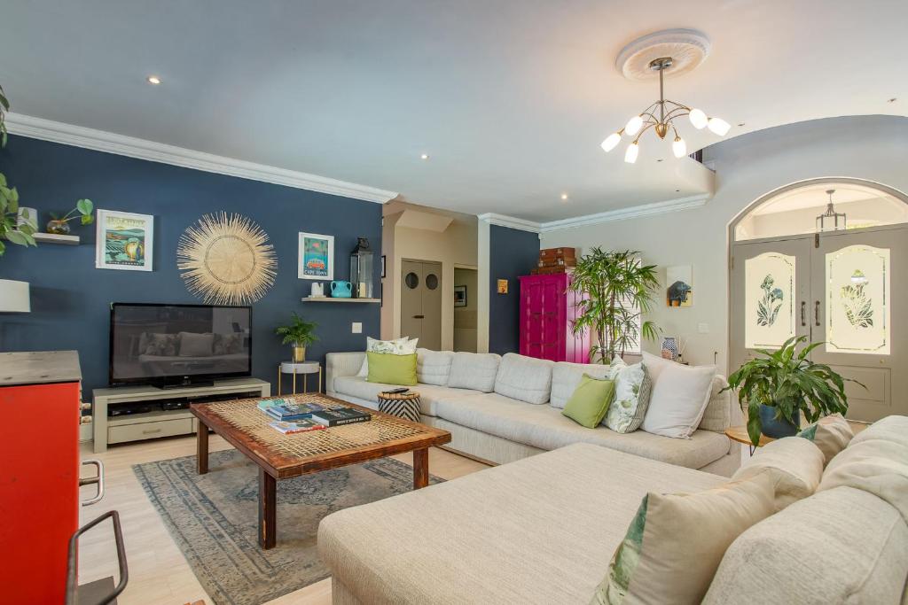 Et tv og/eller underholdning på Luxury Five Bed House in the Heart of Franschhoek