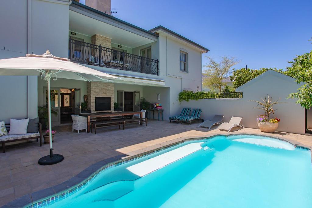 Πισίνα στο ή κοντά στο Luxury Five Bed House in the Heart of Franschhoek
