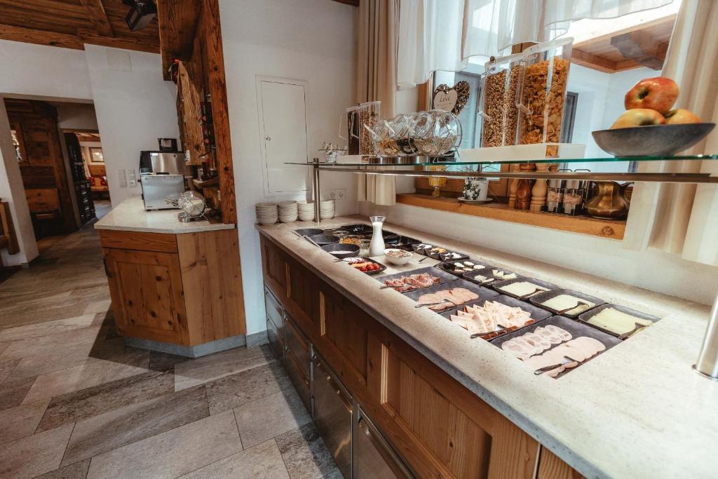 Kuchyňa alebo kuchynka v ubytovaní Hotel Gasthof Walcher
