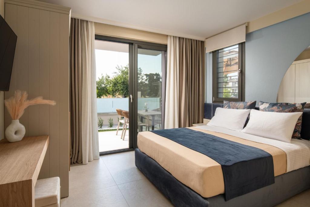 Postel nebo postele na pokoji v ubytování Endless Blue Luxury Suites