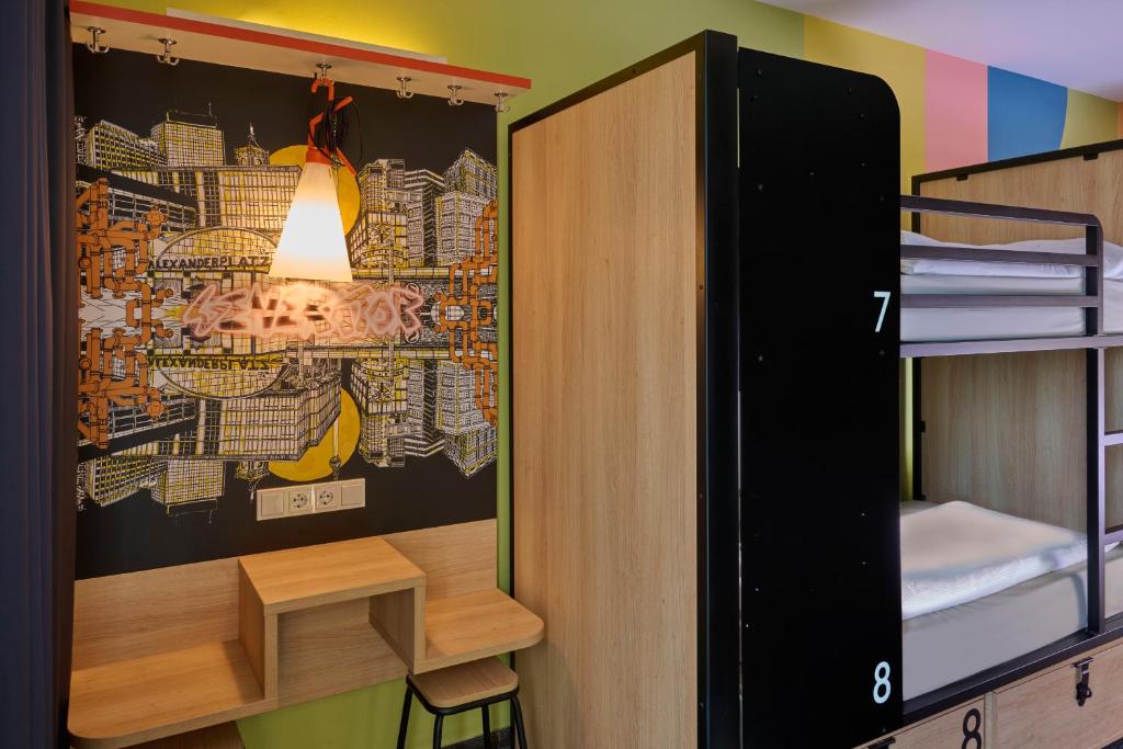 Cama ou camas em um quarto em Generator Berlin Alexanderplatz