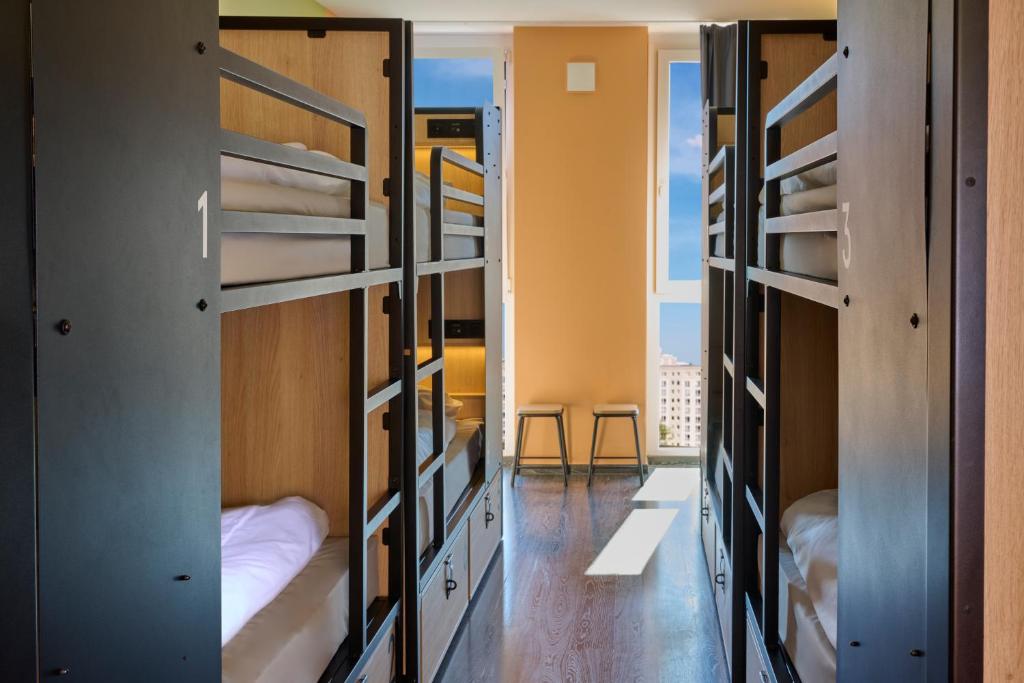 Cama ou camas em um quarto em Generator Berlin Alexanderplatz