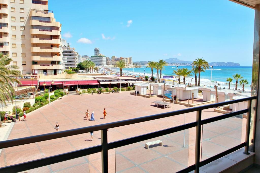 widok na plażę z balkonu budynku w obiekcie Xavier - oceanfront apartment with sea views in Calpe w mieście Calpe