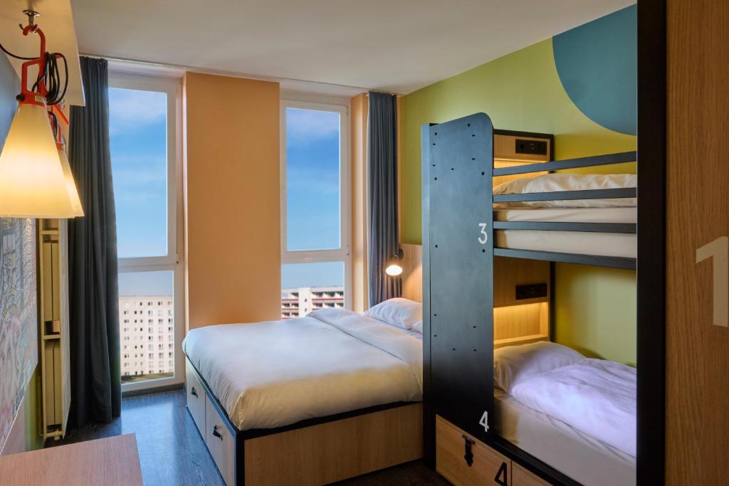Cama ou camas em um quarto em Generator Berlin Alexanderplatz