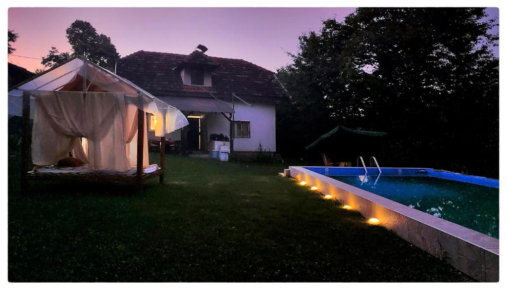 Bazén v ubytování Zvezdano nebo nebo v jeho okolí
