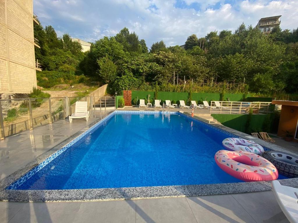 Bazén v ubytování nira hotel nebo v jeho okolí