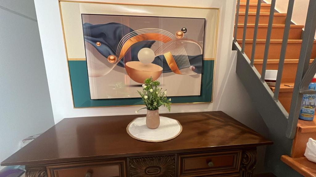 un tavolo con un vaso sopra accanto a una scala di La Palma Home a Ali Terme