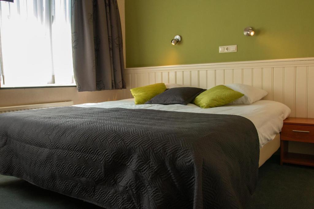 Postel nebo postele na pokoji v ubytování Hotel Oepkes