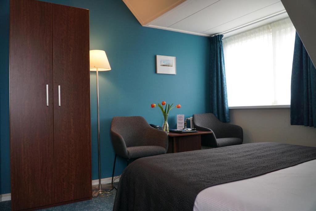 Postel nebo postele na pokoji v ubytování Hotel Oepkes