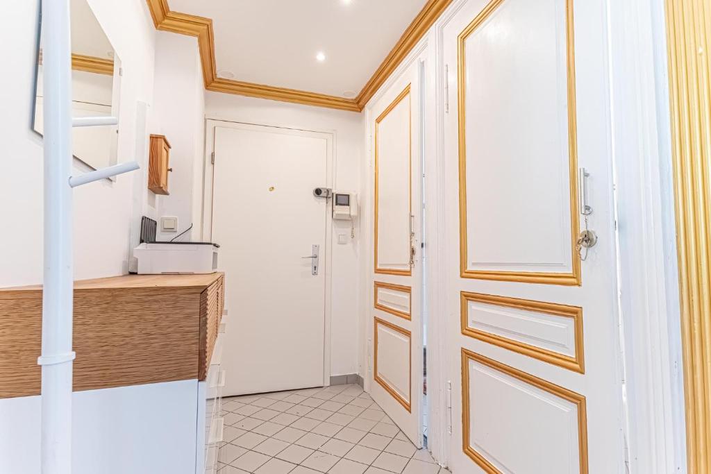 a bathroom with a door and a sink at Convenient 3-BR Shared Apt, 15 Min to Landstraße Hub in Vienna