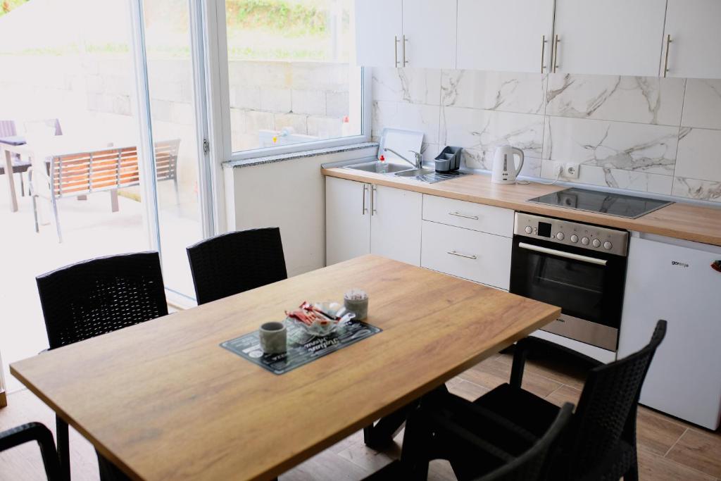Η κουζίνα ή μικρή κουζίνα στο Apartments and Rooms La Vida