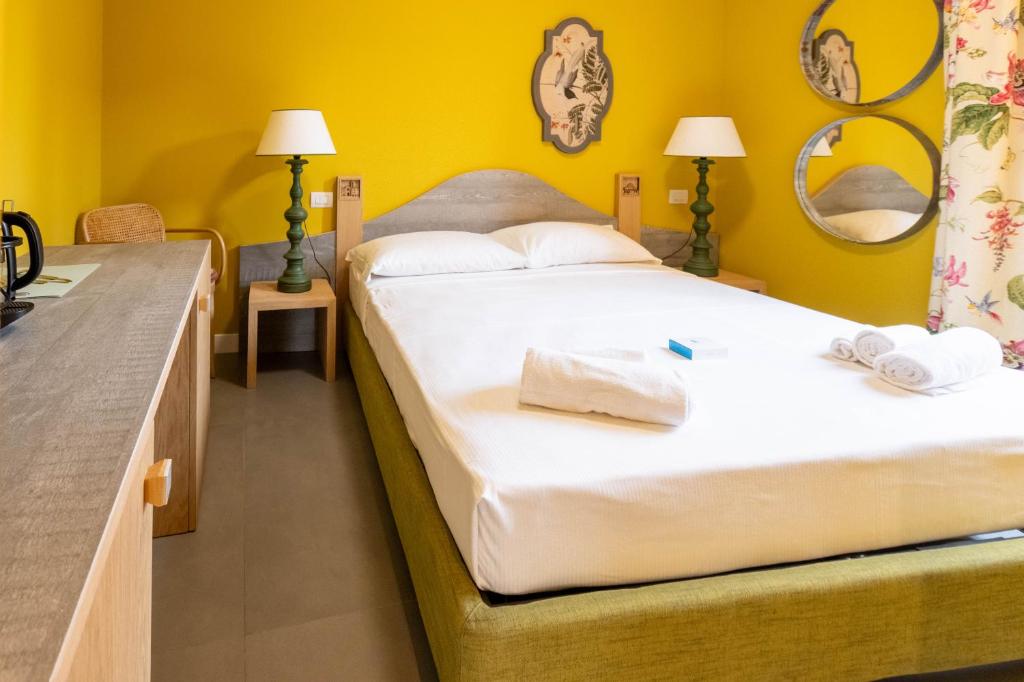 Postel nebo postele na pokoji v ubytování San Giuseppe Suite Lake Como
