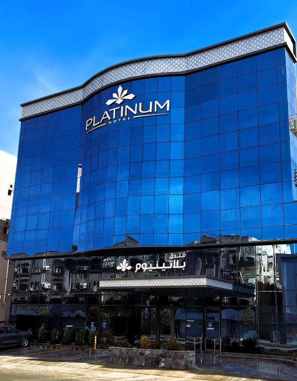 延布Platinum Hotel的侧面有标志的建筑物