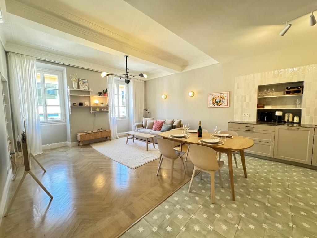 un salon avec une table et un canapé dans l'établissement ApartHotel Riviera - Le Balcon du GRAND ALEXANDRE - Amazing 3 berdooms - Old Town Promenade des Anglais, à Nice