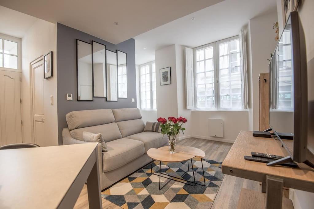 un salon avec un canapé et une table dans l'établissement L'espine, à Angers