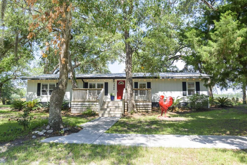 een huis met een rode brandkraan ervoor bij Red Rooster Cottage in Freeport