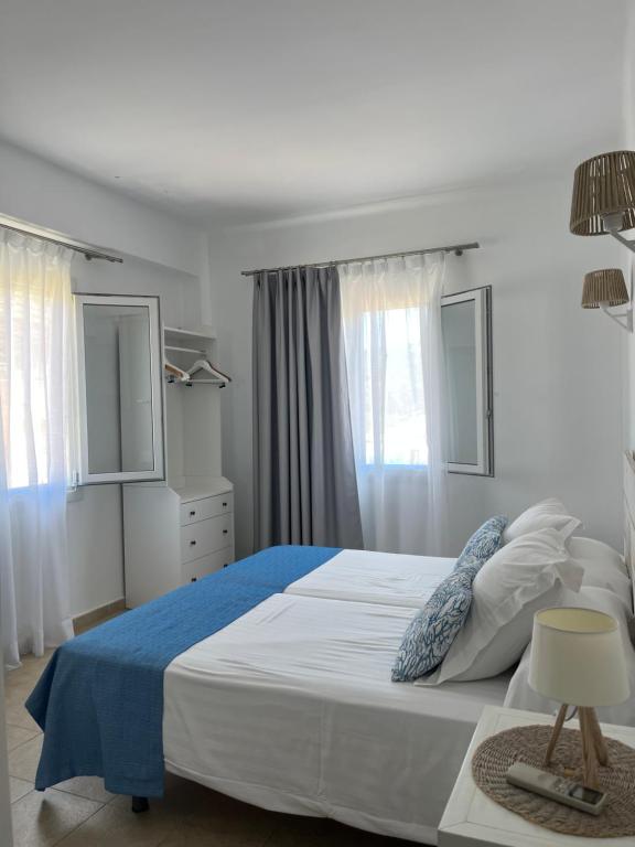 Postel nebo postele na pokoji v ubytování Hostal Dragonera