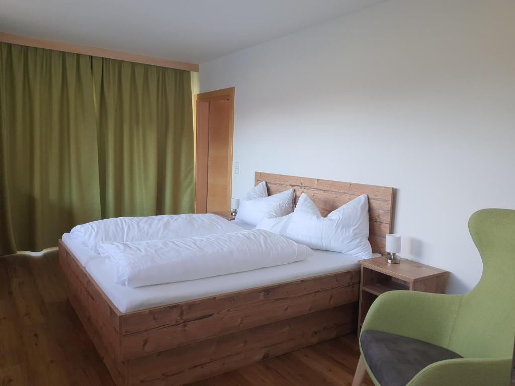Postel nebo postele na pokoji v ubytování Hotel Garni Schieferle