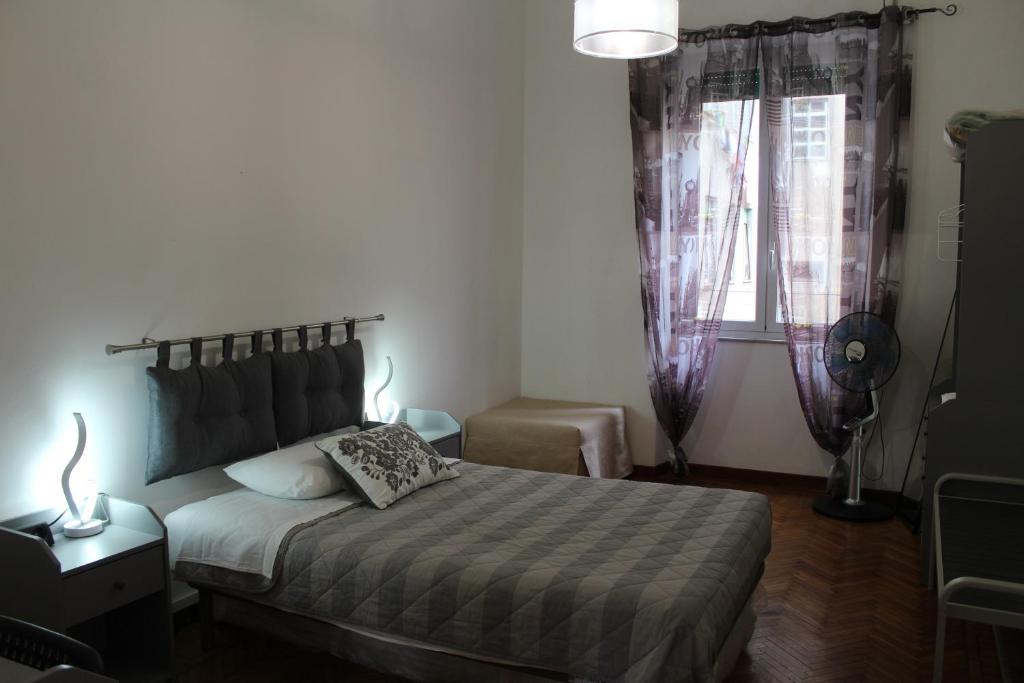 Postel nebo postele na pokoji v ubytování LA LANTERNA DI ANGELO rent rooms and apartments free parking on the street front