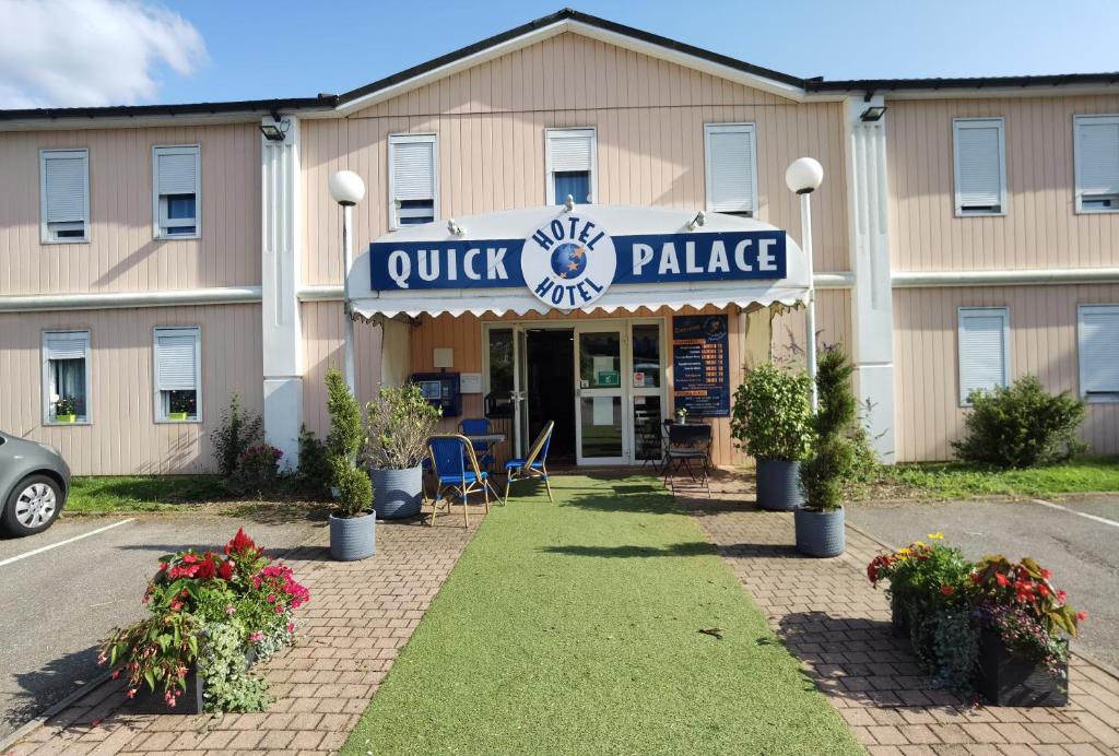 Un edificio con un cartel que dice &quot;Palacio rápido&quot; en Quick Palace Epinal, en Épinal