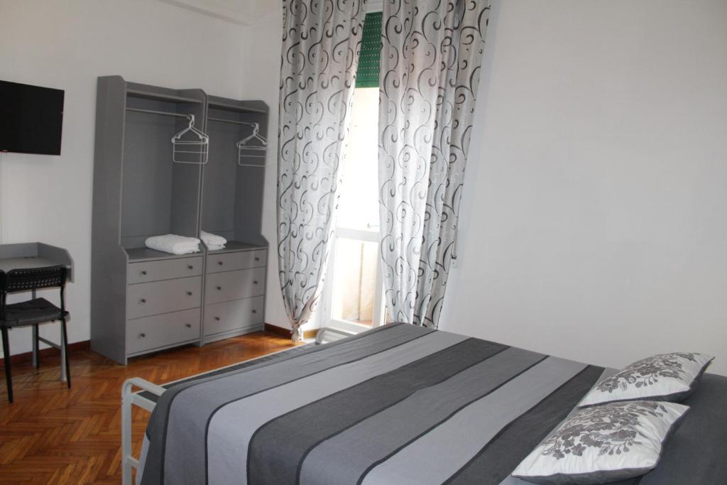 Postel nebo postele na pokoji v ubytování LA LANTERNA DI ANGELO rent rooms and apartments free parking on the street front