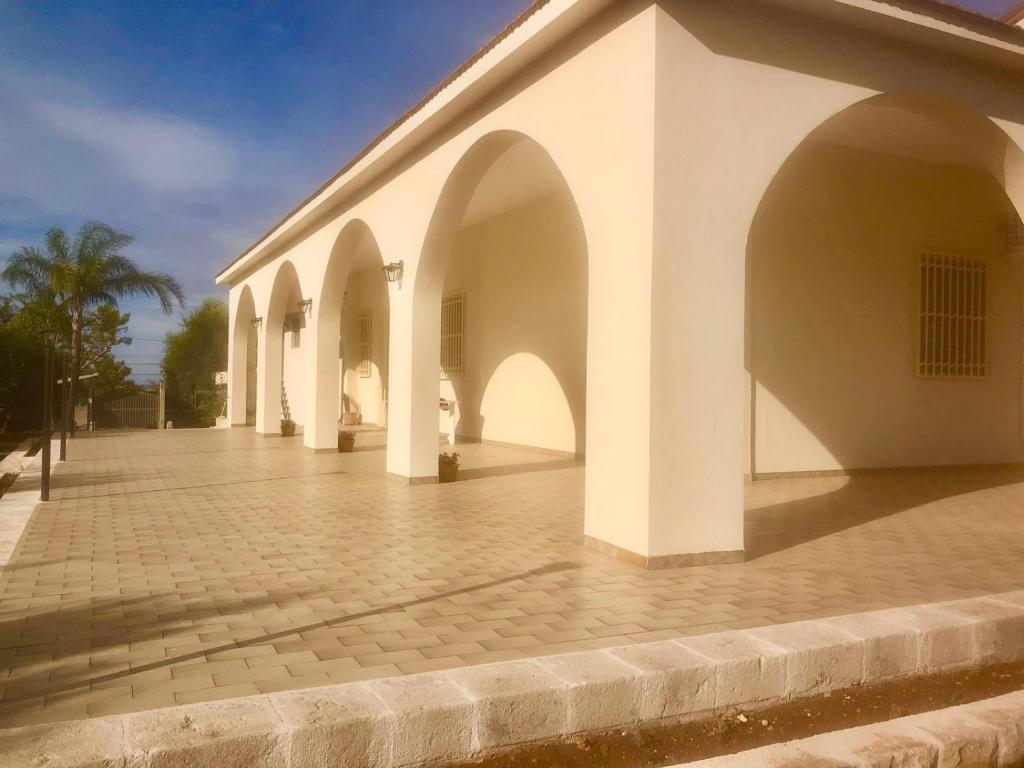 een gebouw met bogen aan de zijkant bij Tenuta Zizzi in Fasano