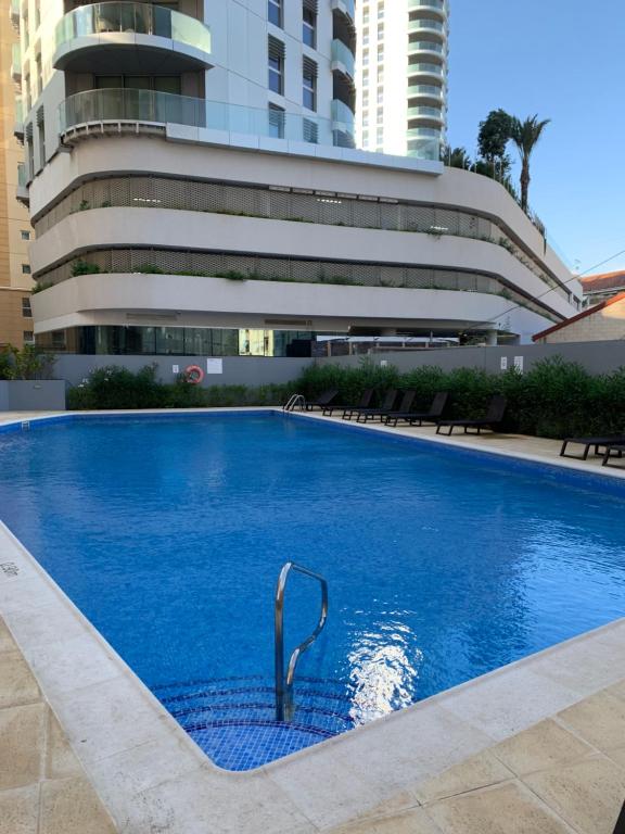 בריכת השחייה שנמצאת ב-Spacious Studio Flat או באזור