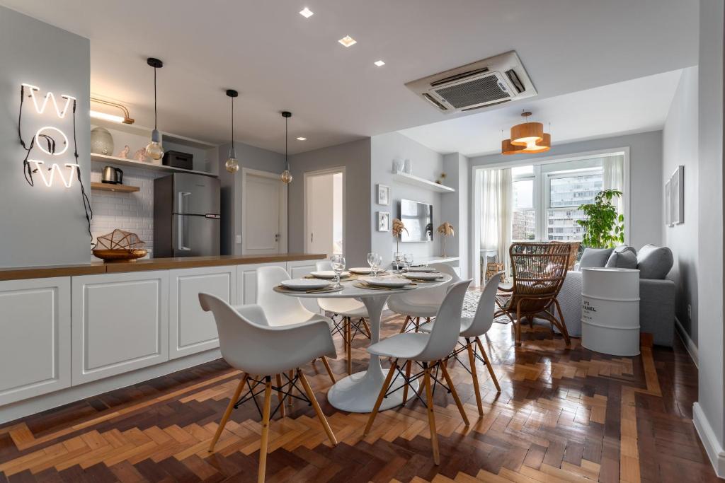 Hotel Ape na Praça Copacabana, a kitchen and dining room with a table and chairs at Ape na Praça Copacabana in Rio de Janeiro