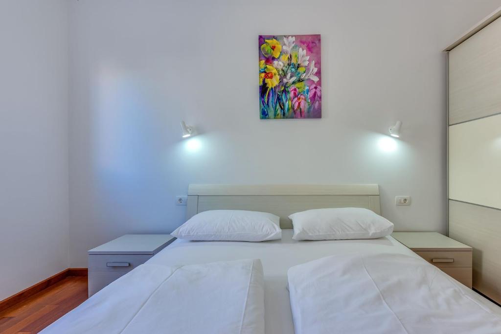 Posteľ alebo postele v izbe v ubytovaní Apartments Host