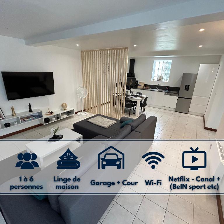 Il comprend un grand salon avec un canapé et une cuisine. dans l'établissement Centre Ville avec Garage - Parking, à Troyes