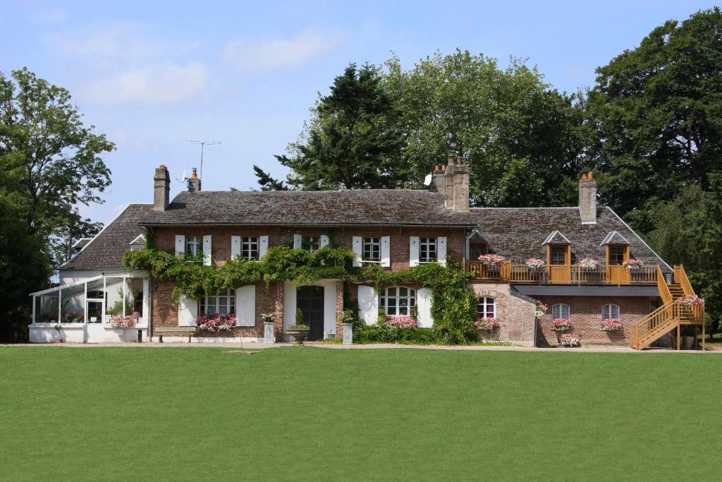 una casa con un césped verde delante de ella en Château Gaillard baie de Somme, en Forest-Montiers