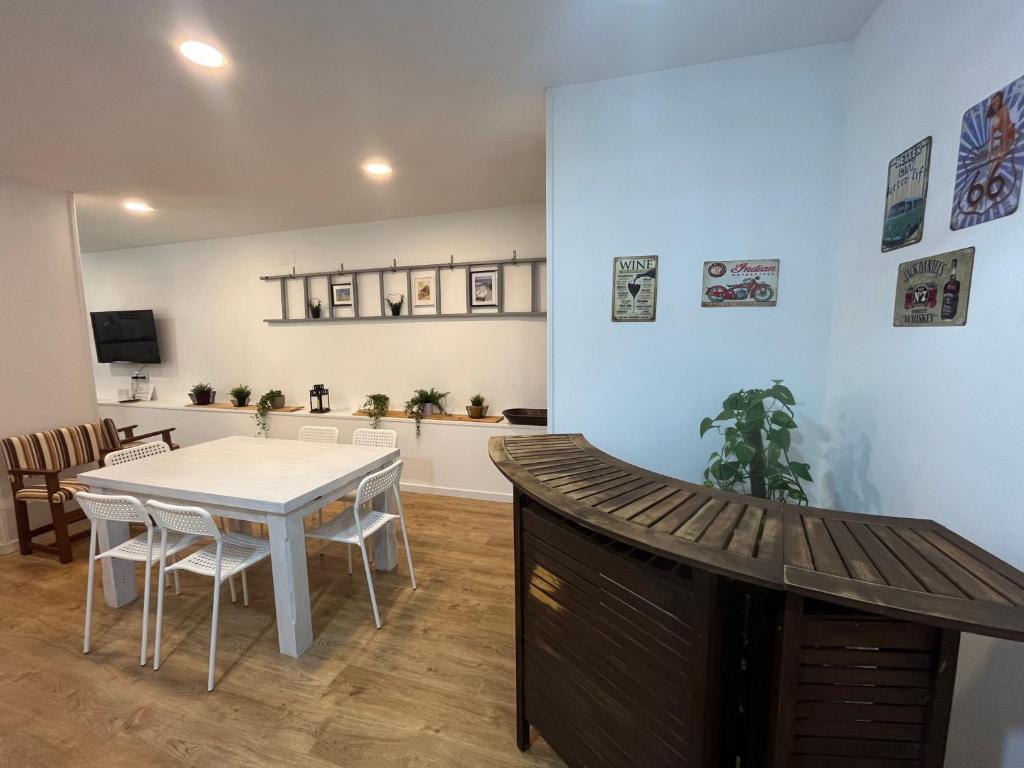 een eetkamer met een witte tafel en stoelen bij Apartamento exclusivo en Madrid in Madrid