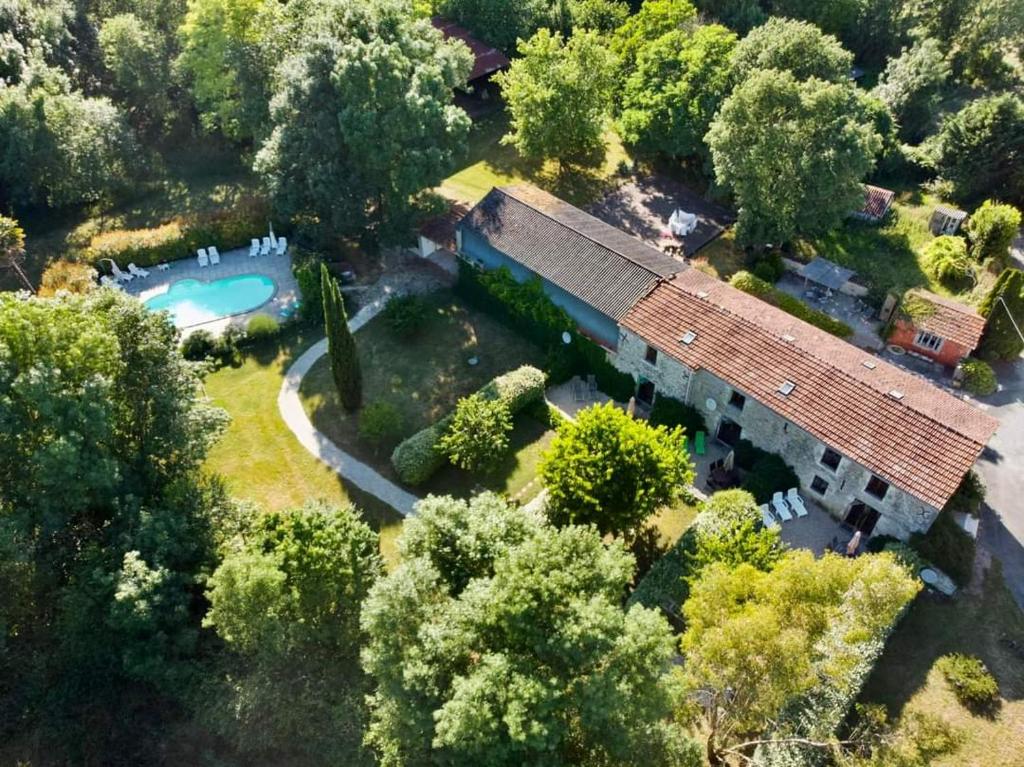 Le Bois Fleuri : Ensemble de 3 gîtes avec piscine pour 18 personnes