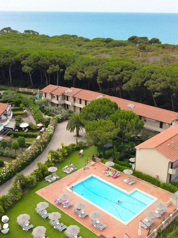 Bazén v ubytování Oleandri Suite Hotel nebo v jeho okolí
