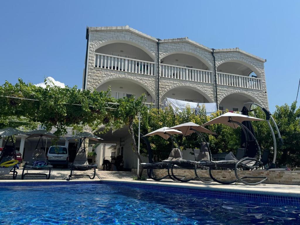 Bazén v ubytovaní Unforgettable sea view apartments Bakota alebo v jeho blízkosti
