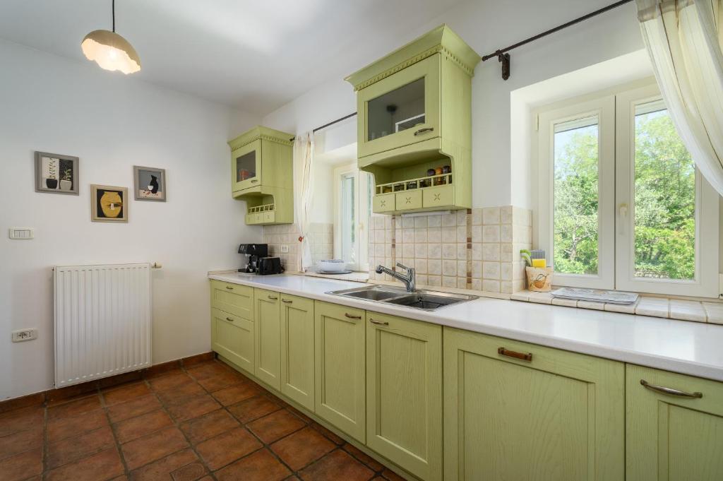Kuchnia lub aneks kuchenny w obiekcie Villa Lipa