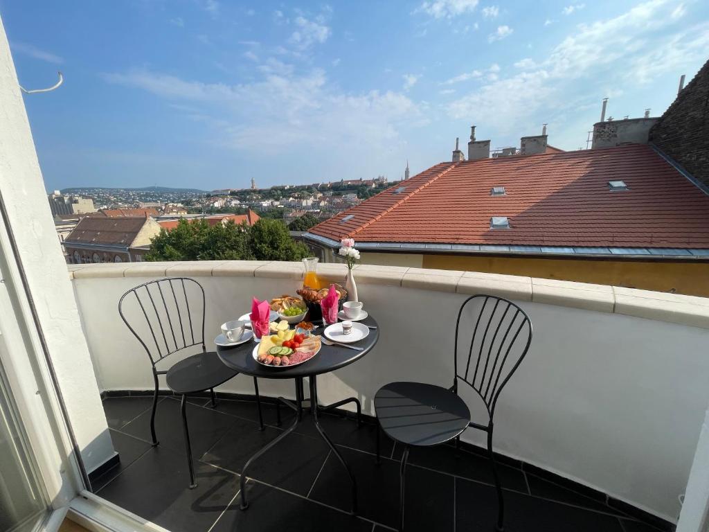 Balkón alebo terasa v ubytovaní BUDACASTLE PANORAMIC LUXURIOUS FAMILY APT, FREE PARKING included